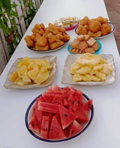 une table recouverte de assiettes de différents types de fruits dans l'établissement Bunny Hill Resort, à Chonburi