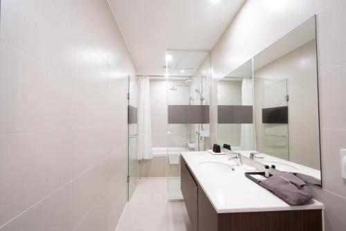 bagno bianco con lavandino e specchio di Best Western Jeju Hotel a Jeju