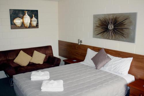 una camera d'albergo con letto e divano di Waterview Motel Maclean a Maclean