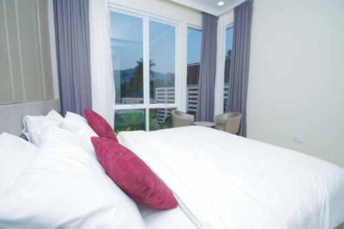 Una cama o camas en una habitación de Nirvana Villas Puncak