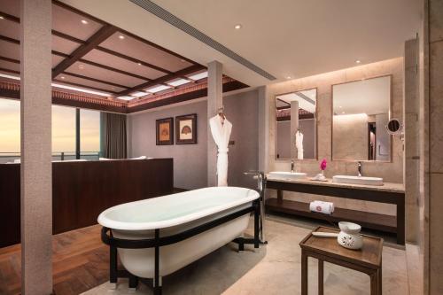 珠海的住宿－珠海鳳凰灣悅椿酒店，带浴缸和两个盥洗盆的浴室