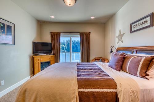 A bed or beds in a room at River Vista