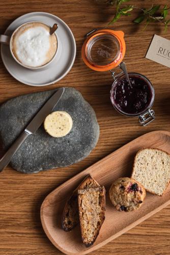 Domaine les Bruyères في Gambais: طاولة خشبية عليها طبق خبز ومشروب