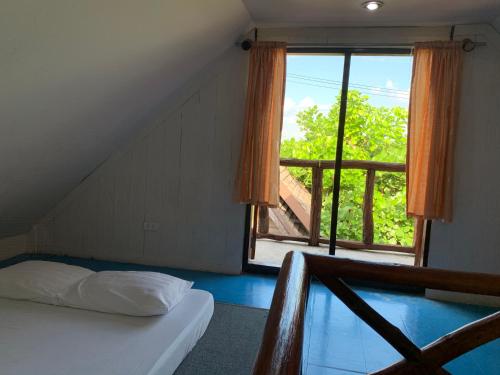 เตียงในห้องที่ Baan Lanna Resort