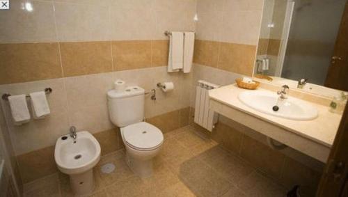 łazienka z toaletą i umywalką w obiekcie La Cañada w mieście Horche