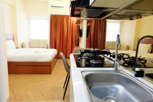 Postel nebo postele na pokoji v ubytování Highest Value Studio Apartment at Parkland Avenue By Travelio