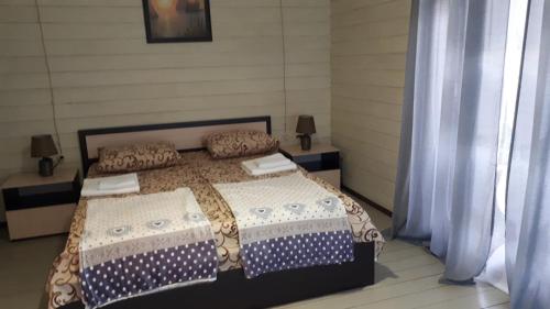 Ένα ή περισσότερα κρεβάτια σε δωμάτιο στο Домики у Лизы под ключ