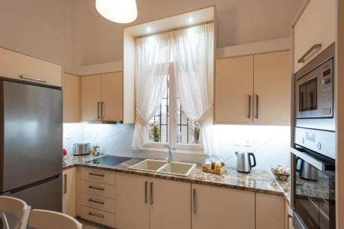 Una cocina o zona de cocina en Blue Ark Lavish Sauna Suite