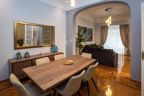 jadalnia ze stołem i kanapą w obiekcie Blue Ark Lavish Sauna Suite w Atenach