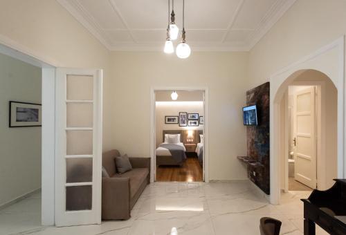 Una televisión o centro de entretenimiento en Blue Ark Lavish Sauna Suite