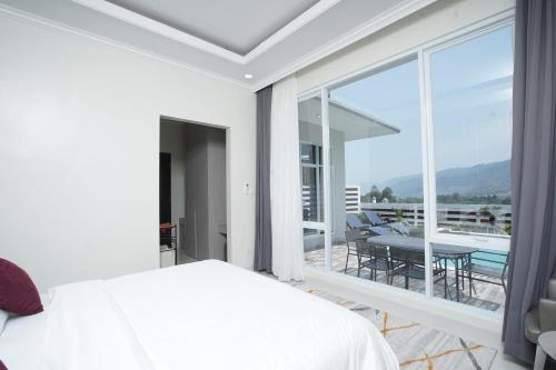 Postel nebo postele na pokoji v ubytování Nirvana Villas Puncak