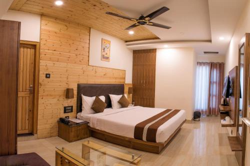 a bedroom with a bed and a ceiling fan at Hotel Skyking in Dehradun
