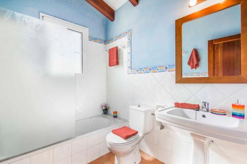 A bathroom at Villa Fuegosol