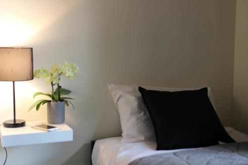 Una cama o camas en una habitación de Falcon Lodge