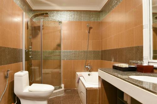 La salle de bains est pourvue de toilettes, d'une douche et d'un lavabo. dans l'établissement Memoire Siem Reap Hotel, à Siem Reap