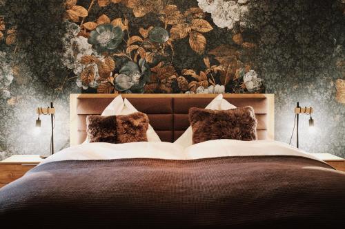 1 dormitorio con 1 cama grande y papel pintado con motivos florales en Kaiser Apartments - City Centre of Graz, en Graz