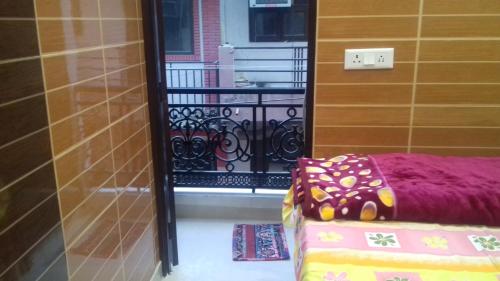 Tempat tidur dalam kamar di Posh S.delhi Foreigners Area, V.safe, Lajpat Ngr-2