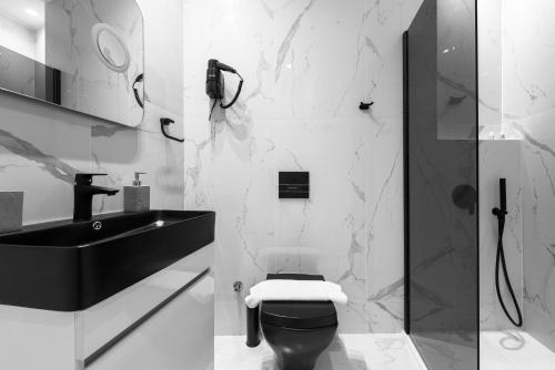 Ett badrum på Penthouse Level 8, Nilie Hospitality MGMT