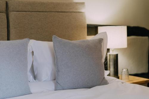 Una cama o camas en una habitación de The Pointer