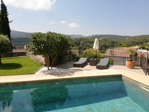 une piscine avec vue sur les montagnes dans l'établissement Les Terrasses de Provence, à Peypin