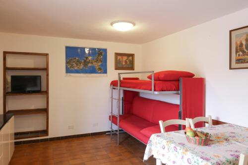 um quarto com 2 beliches e uma mesa em Casa Giulia by HelloElba em Marina di Campo