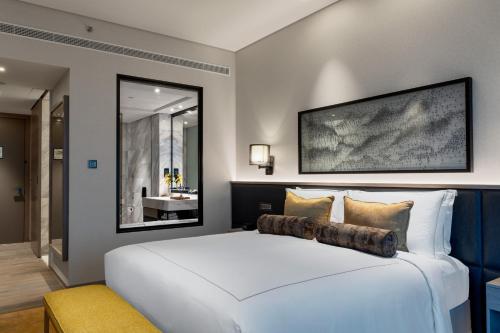 Taj Jumeirah Lakes Towers Image