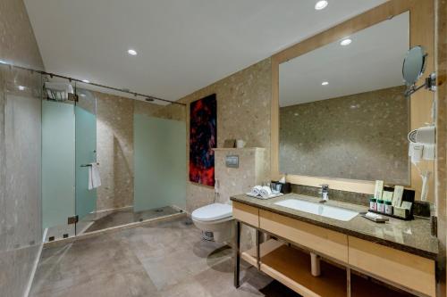 ein Bad mit einem Waschbecken und einem WC in der Unterkunft The Fern Residency Aurangabad in Aurangabad