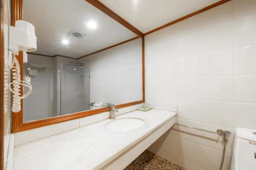 
Phòng tắm tại OYO 472 Lenka Hotel
