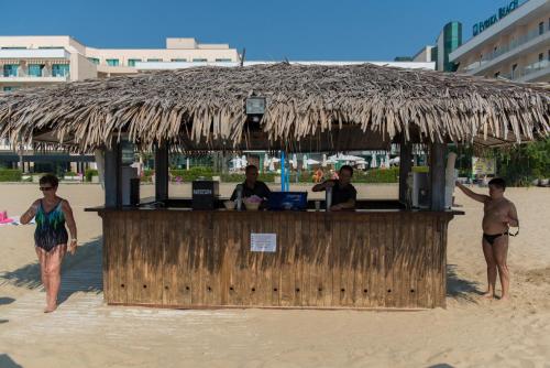 Επισκέπτες που μένουν στο DIT Evrika Beach Club Hotel - All Inclusive