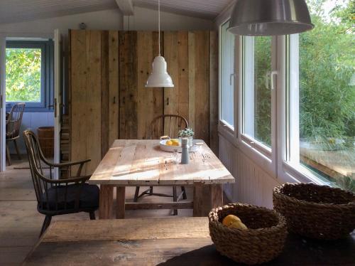 comedor con mesa de madera y ventana en Beachcottage Ingelheim, en Ingelheim am Rhein