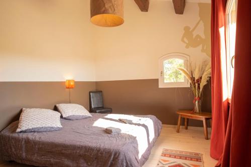 Postel nebo postele na pokoji v ubytování Le Panorama des Alpilles