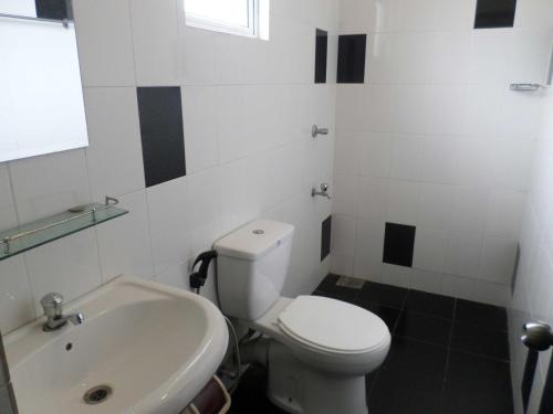 Un baño de Romana Rest Kataragama