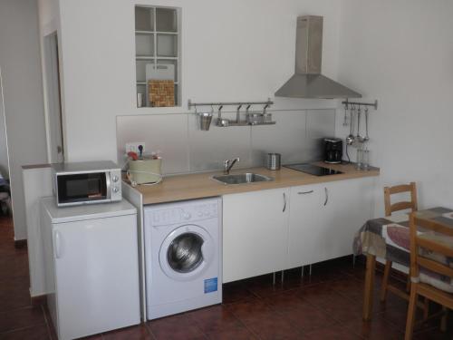 a kitchen with a washing machine and a sink at Apartament Can Batlle in Premiá de Mar