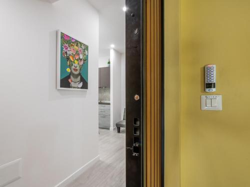 una puerta a una habitación con una pintura en la pared en Diaz Apartment, en Cagliari