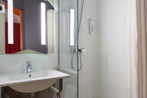 Koupelna v ubytování ibis budget Chilly-Mazarin Les Champarts