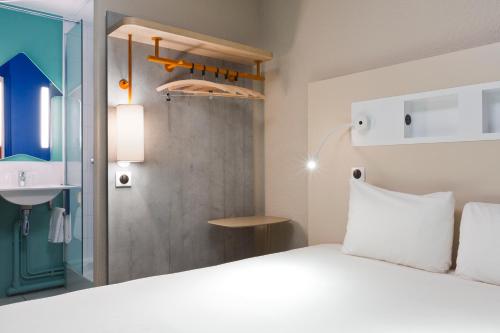 Postel nebo postele na pokoji v ubytování ibis budget Chilly-Mazarin Les Champarts