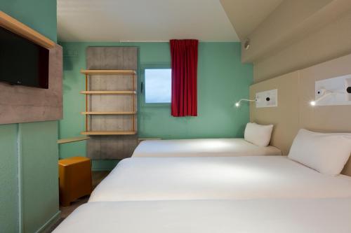 Postel nebo postele na pokoji v ubytování ibis budget Chilly-Mazarin Les Champarts