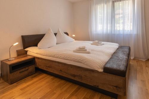 Postel nebo postele na pokoji v ubytování Mönch Apartment - Aare Jungfrau AG