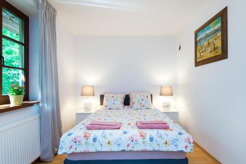 um quarto com uma cama grande e 2 almofadas em Apartamenty Fenix em Kazimierz Dolny