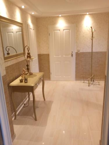 a bathroom with a sink and a mirror and a tub at Ferienhaus am Auensee in Leipzig