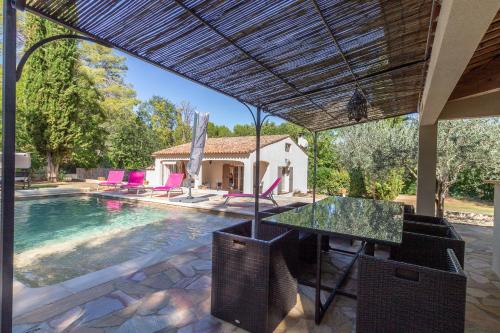 un patio avec une table et une piscine dans l'établissement Villa les Pins, à Callas