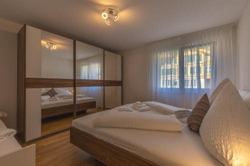 Postel nebo postele na pokoji v ubytování Harder Apartment - Aare Jungfrau AG