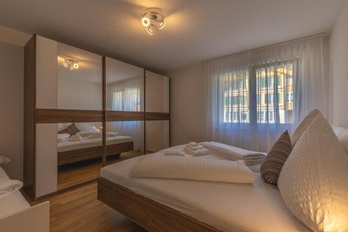 Giường trong phòng chung tại Chalet Gousweid- Harder Apartment