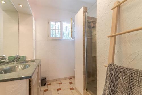 Un baño con lavabo y ducha en Villa les Pins, en Callas