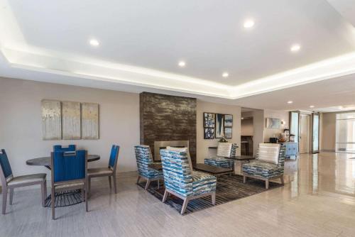 Zona de estar de Baymont by Wyndham Albuquerque Airport