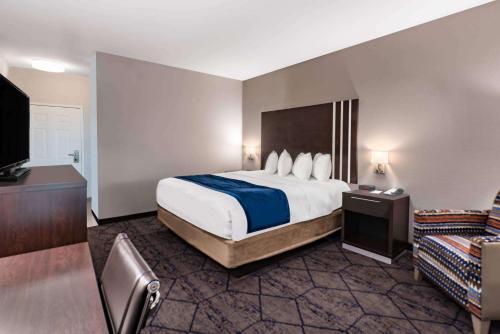 Cama o camas de una habitación en Baymont by Wyndham Albuquerque Airport