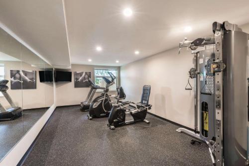 Gimnasio o instalaciones de fitness de Baymont by Wyndham Albuquerque Airport