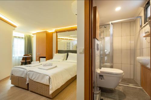 Habitación de hotel con cama y baño en Seven Rooms Oldcity Hotel, en Estambul