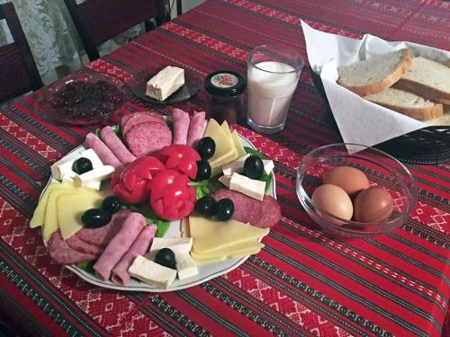 Een bord met kaas, vleeswaren en eieren op tafel. bij Casa Pelu in Vale