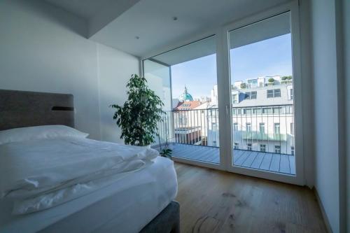 a bedroom with a bed and a large window at Moderne trifft Tradition im Herzen Wiens in Vienna